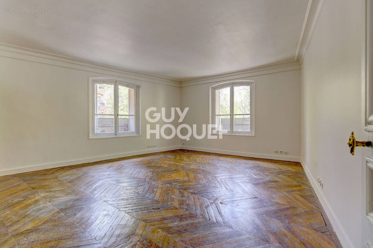 Appartement à PARIS-16E
