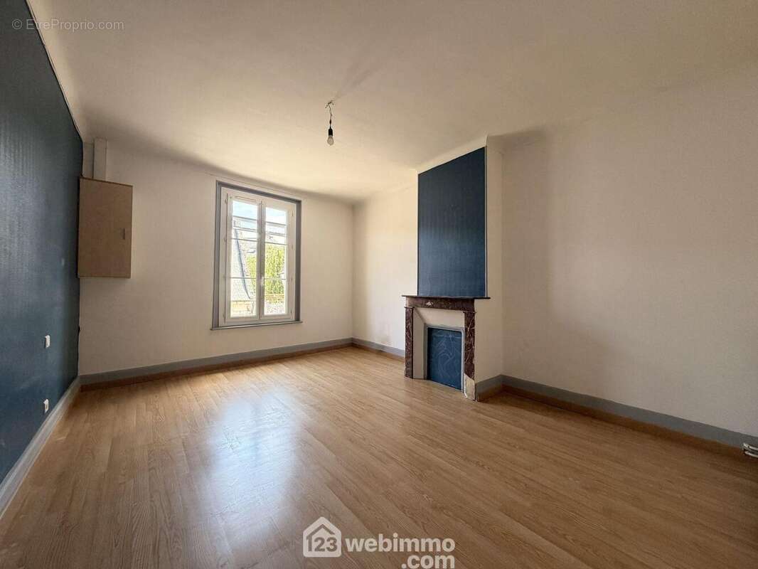 La première chambre de 16 m², les sols sont en parquet - Appartement à CREPY