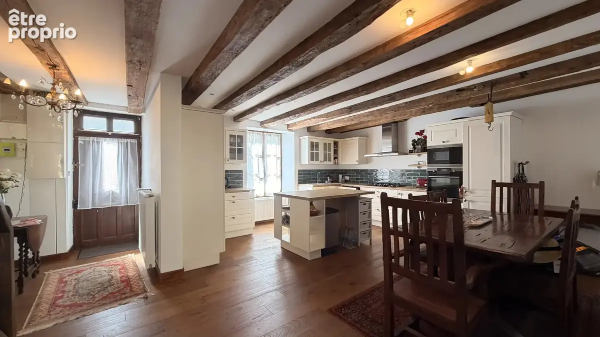 Maison renovée au centre ville de Montmorillon - photo 2