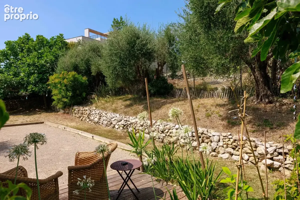MOUGINS - Élegante bastide renovée de 1887  – Quartier résidentiel au calme à proximité des commerces - photo 11
