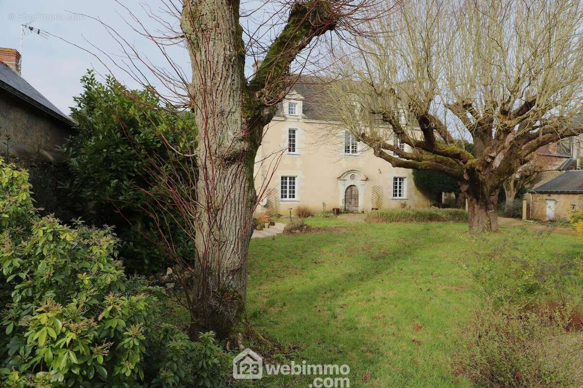 Maison de caractère avec charme de la pierre et poutres apparentes. - Maison à CHAVAGNES