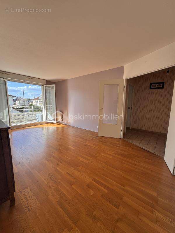 3 pièces de 57 m² avec grand box à Livry-Gargan (limite Le Raincy / Les Pavillons-sous-Bois) - Quartier Bayard - photo 4