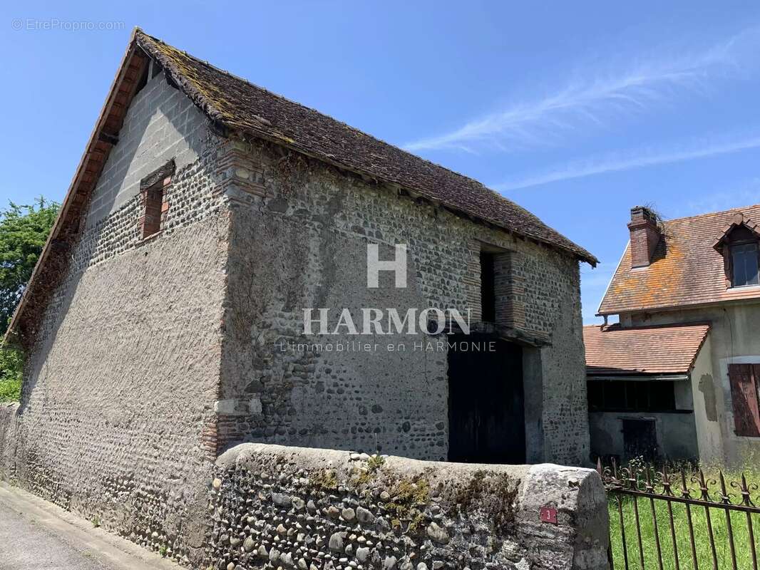 Harmon à vendre : Maison à rénover avec terrain de 2 700 m² entièrement constructible - photo 3