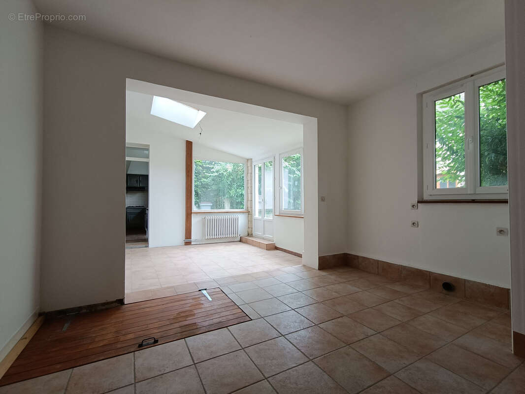 Superbe maison bourgeoise de 160 m2 hab avec sous-sol grand garage de 30 m2 sur 270 m2 de terrain clos au calm - photo 4