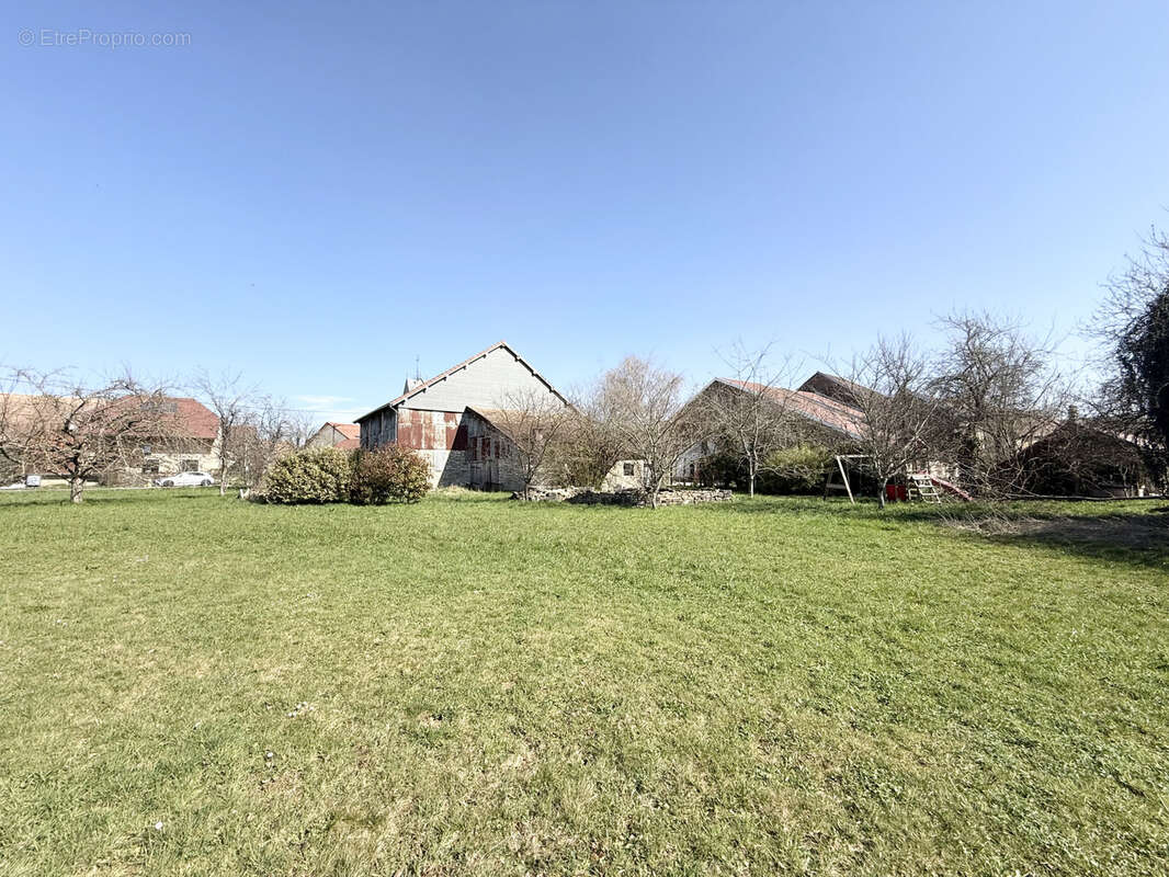 Maison à MONTROND-LE-CHATEAU