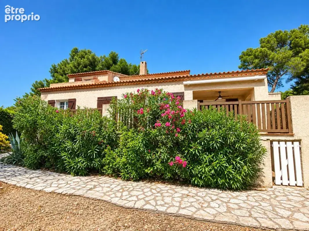Maison À Vendre type 5 175 m² 1079 m² de terrain secteur le brusc - photo 2