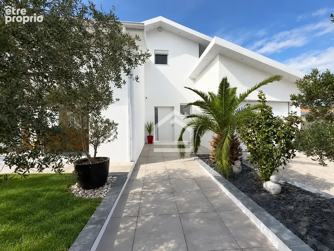 Saint-Aubin de Médoc - Maison familiale contemporaine de 227m2, 4 Chambres, garage et piscine. - photo 2