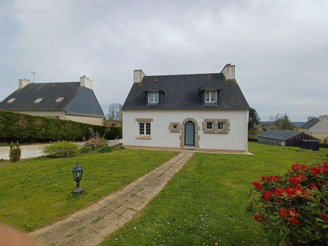 Maison à CLEDEN-POHER