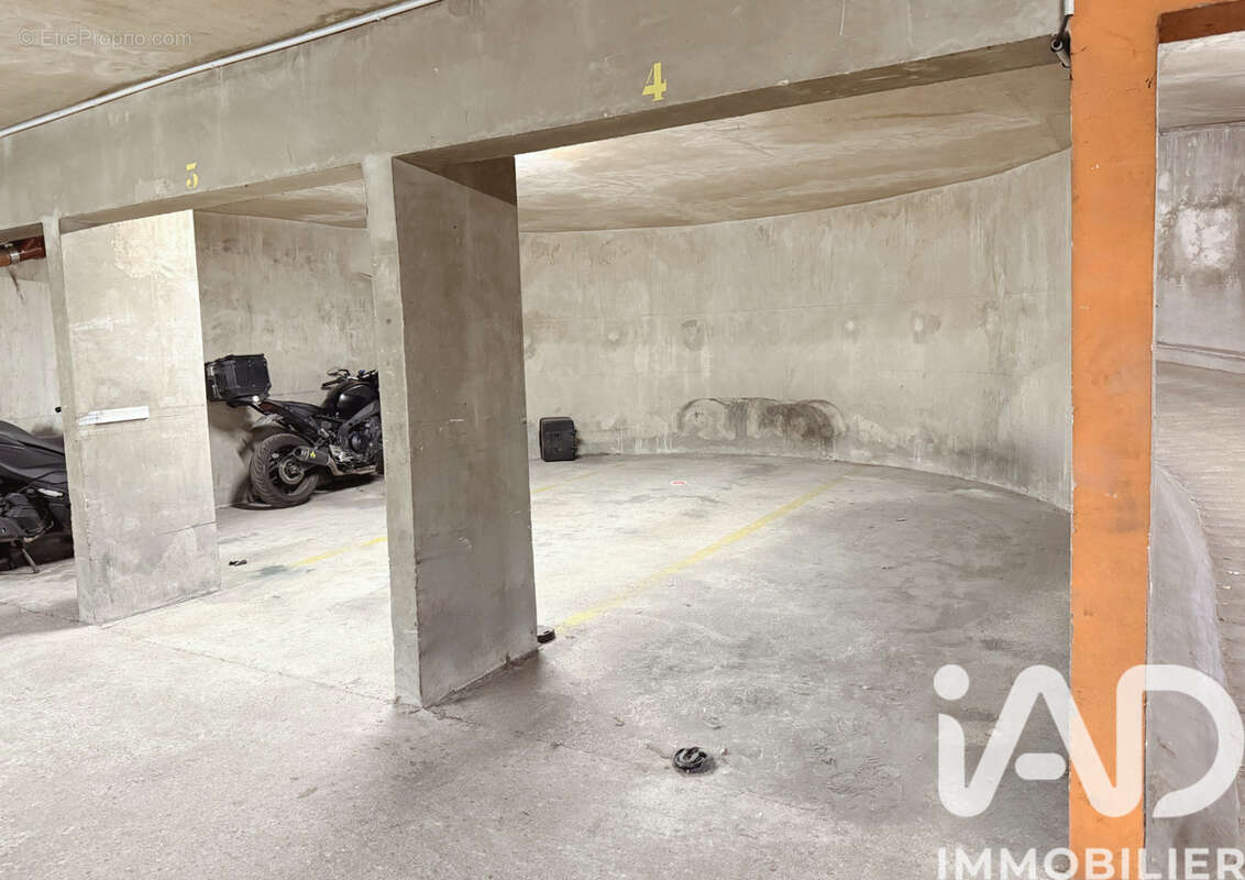 Photo 2 - Parking à PARIS-17E