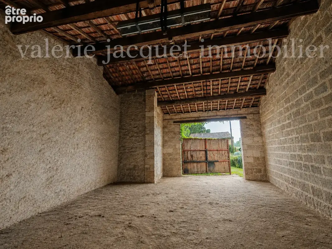 LUSSAC   Ensemble immobilier à rénover avec deux granges et fort potentiel d'évolution - photo 6