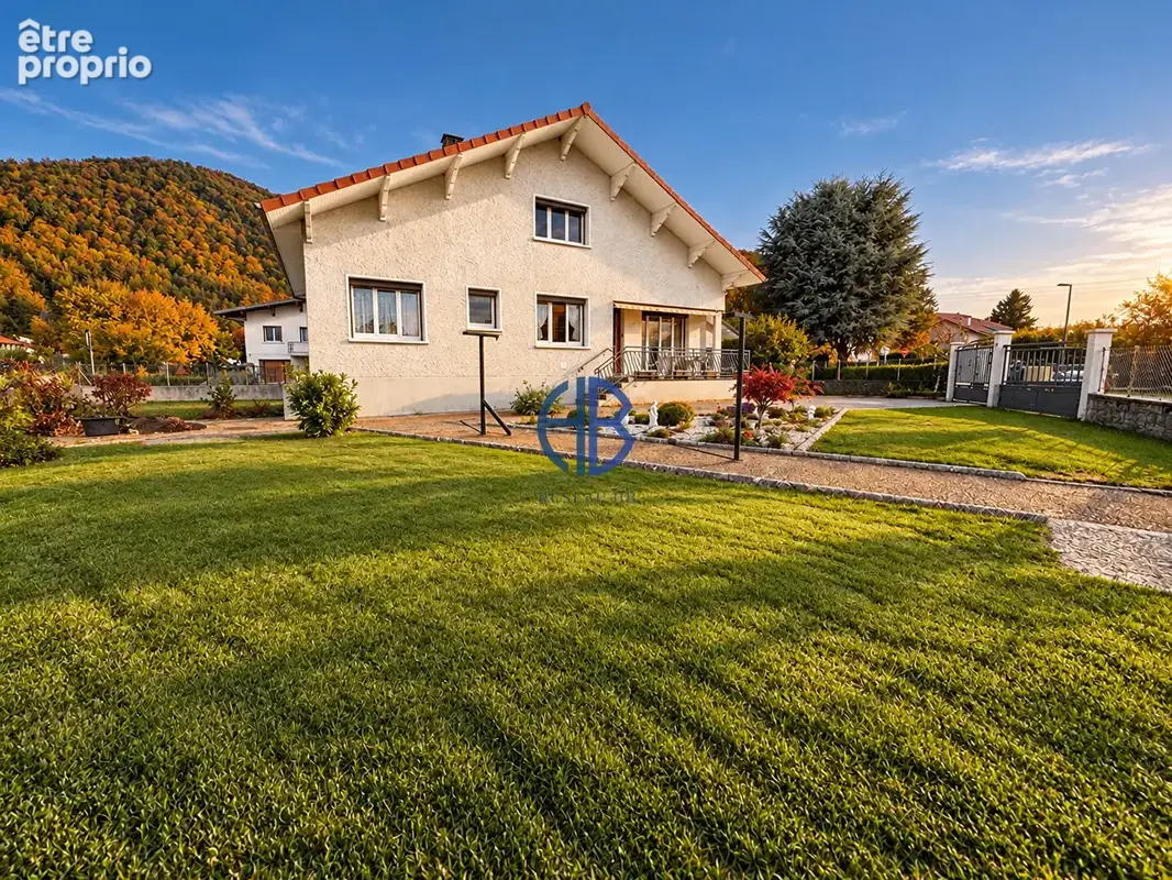 Maison de charme au coeur du village, 3 chambres et beau potentiel d'aménagement ! - photo 1