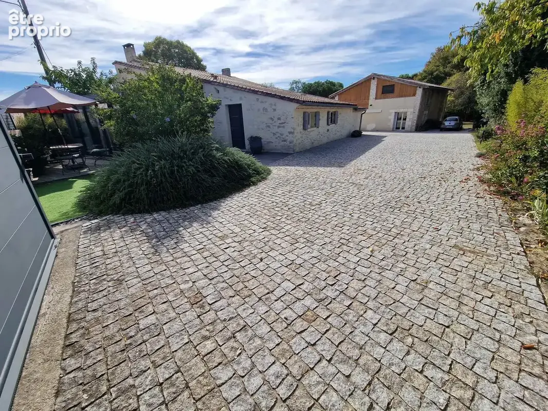 Belle rénovation pour cette maison en pierre avec psicine et dépendances sur terrain de 9343m2 - photo 6