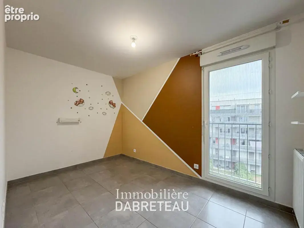 Vaulx en Velin - T4 de 75m2 en dernier étage avec grand balcon - photo 10