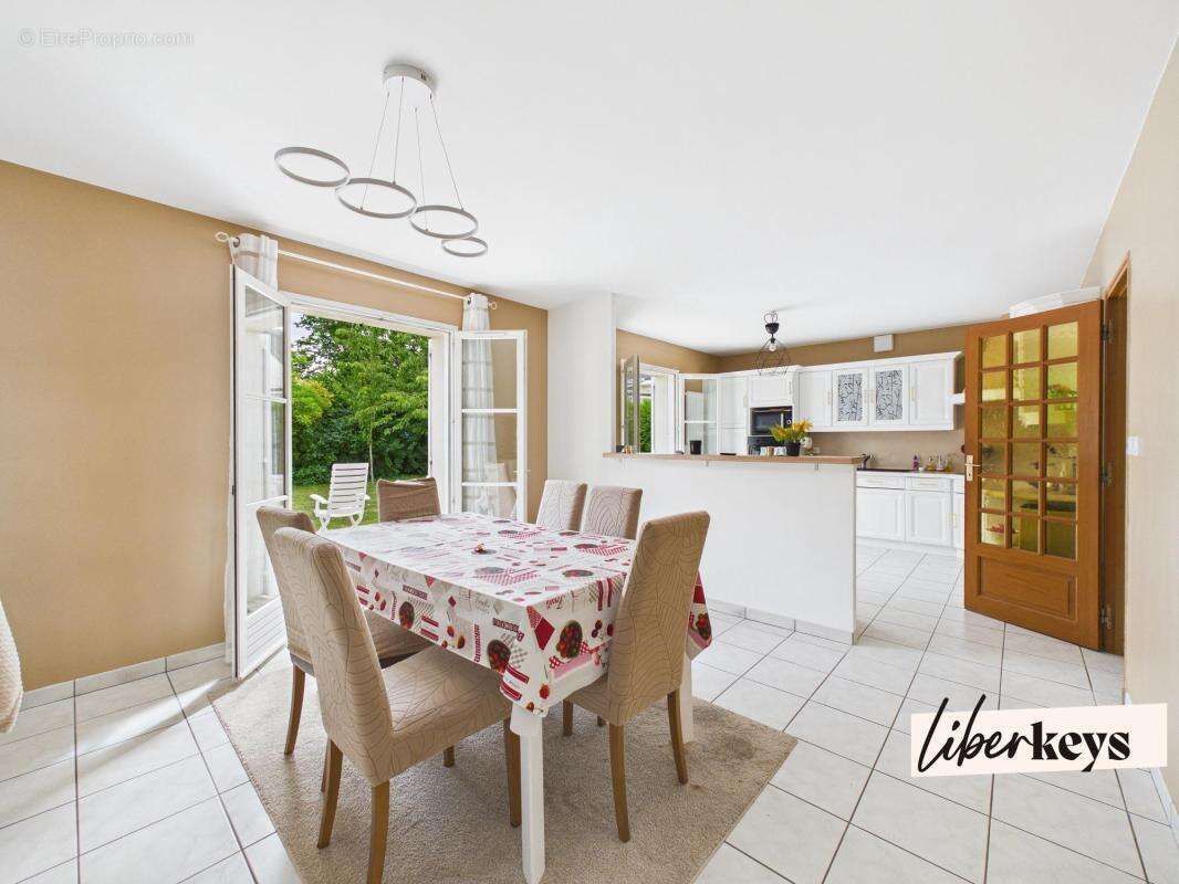 Maison à LES CLAYES-SOUS-BOIS