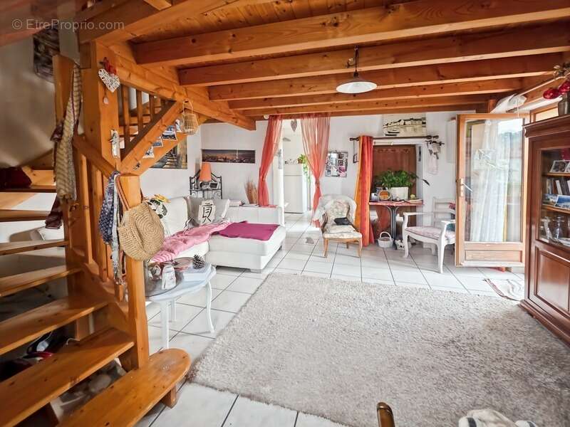 Appartement à MONTMOROT