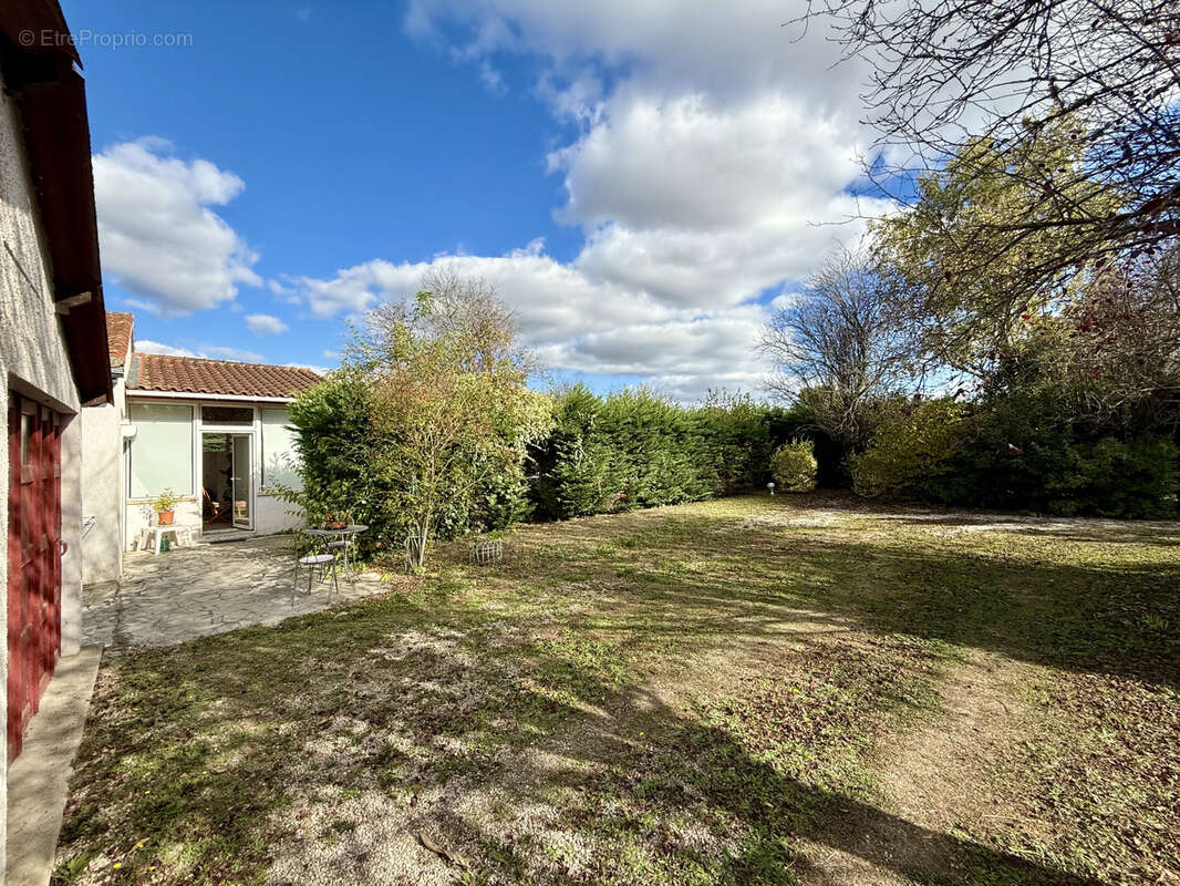 Maison à SAINTE-FOY-DE-PEYROLIERES