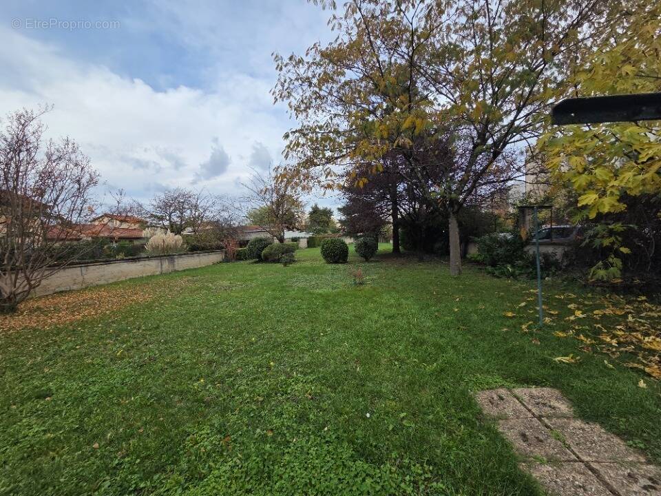 Terrain à VAULX-EN-VELIN