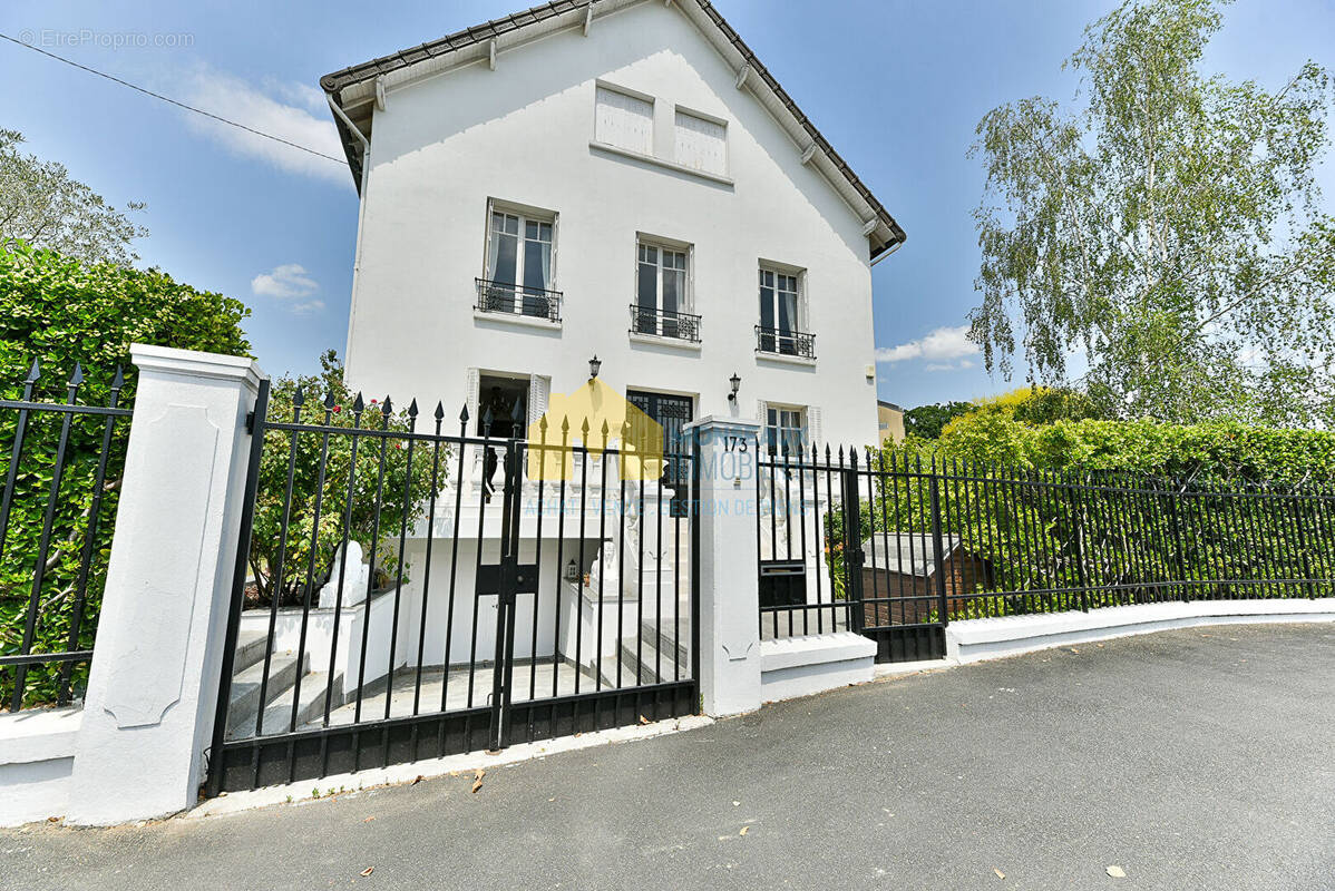 Maison à SAINTE-GENEVIEVE-DES-BOIS