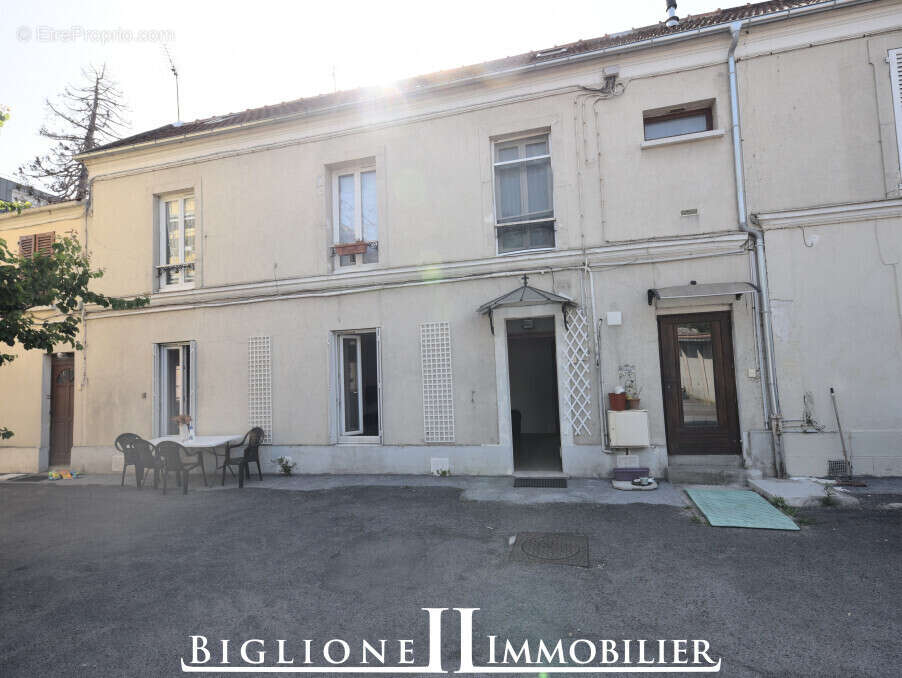 Appartement à LES PAVILLONS-SOUS-BOIS