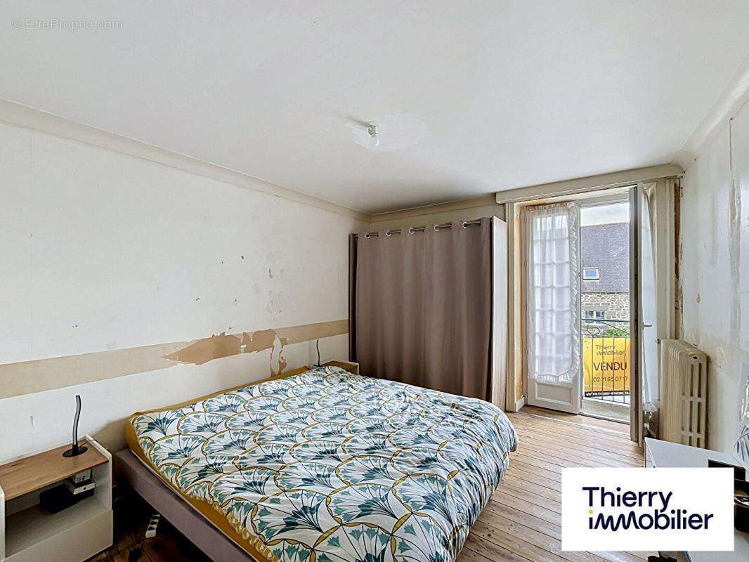 MINIAC-MORVAN - Maison de ville à rénover - 2 chambres et terrasse - photo 5