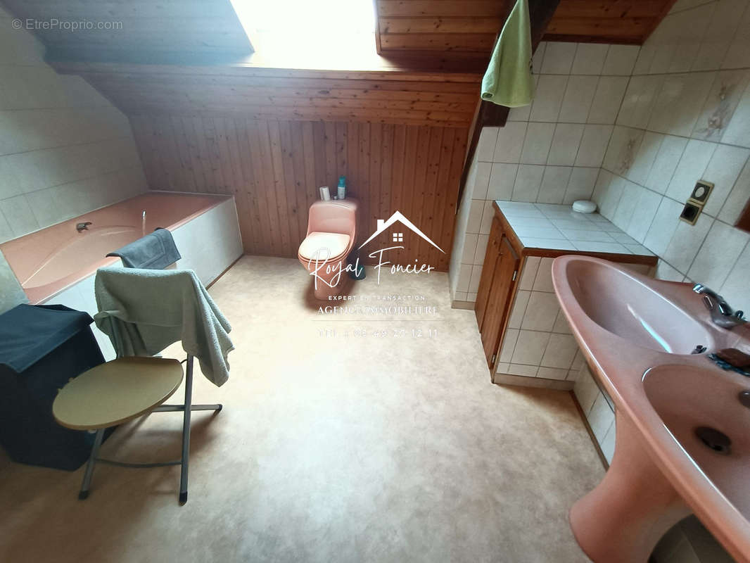 Salle de bain studio  - Appartement à DANGE-SAINT-ROMAIN