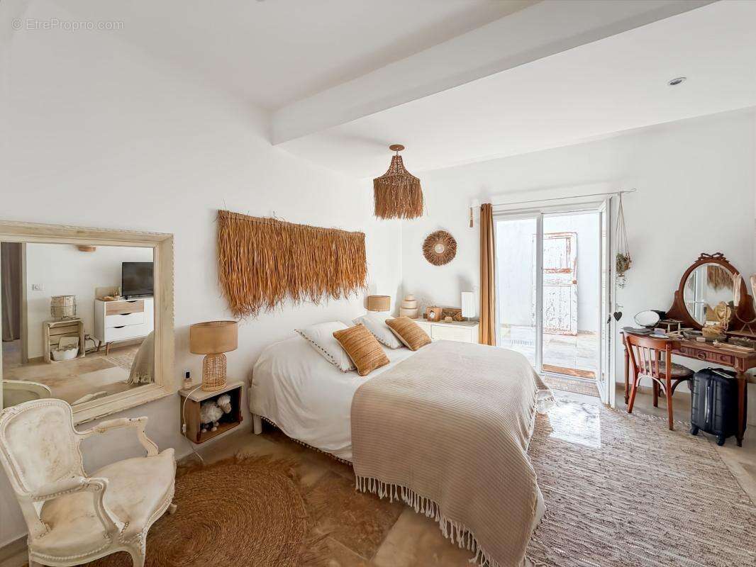 Chai rénové en loft de 152m², jardin, piscine, DPE A - photo 10