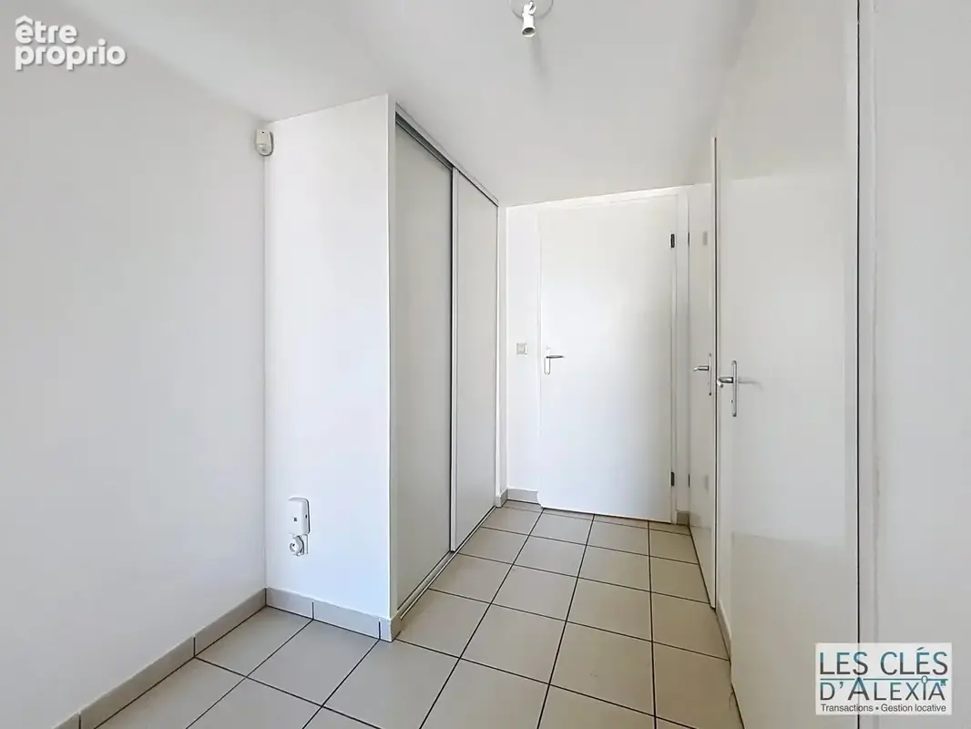 T3 - saint-priest - traversant avec balcon et places de parking - photo 12