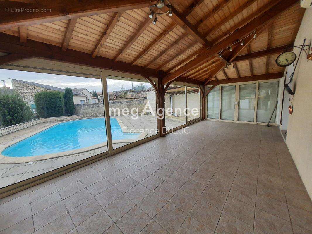 Charentaise de charme avec veranda, piscine, garage - photo 3
