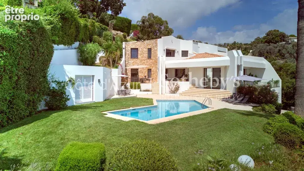 Super Cannes Vallauris, villa de 260 m² avec cinq chambres, piscine et vue mer - photo 2