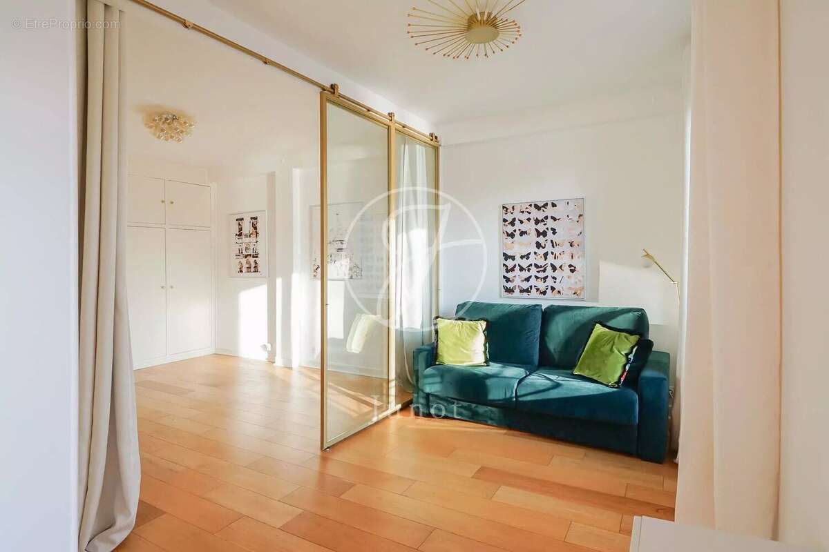 Appartement à PARIS-16E