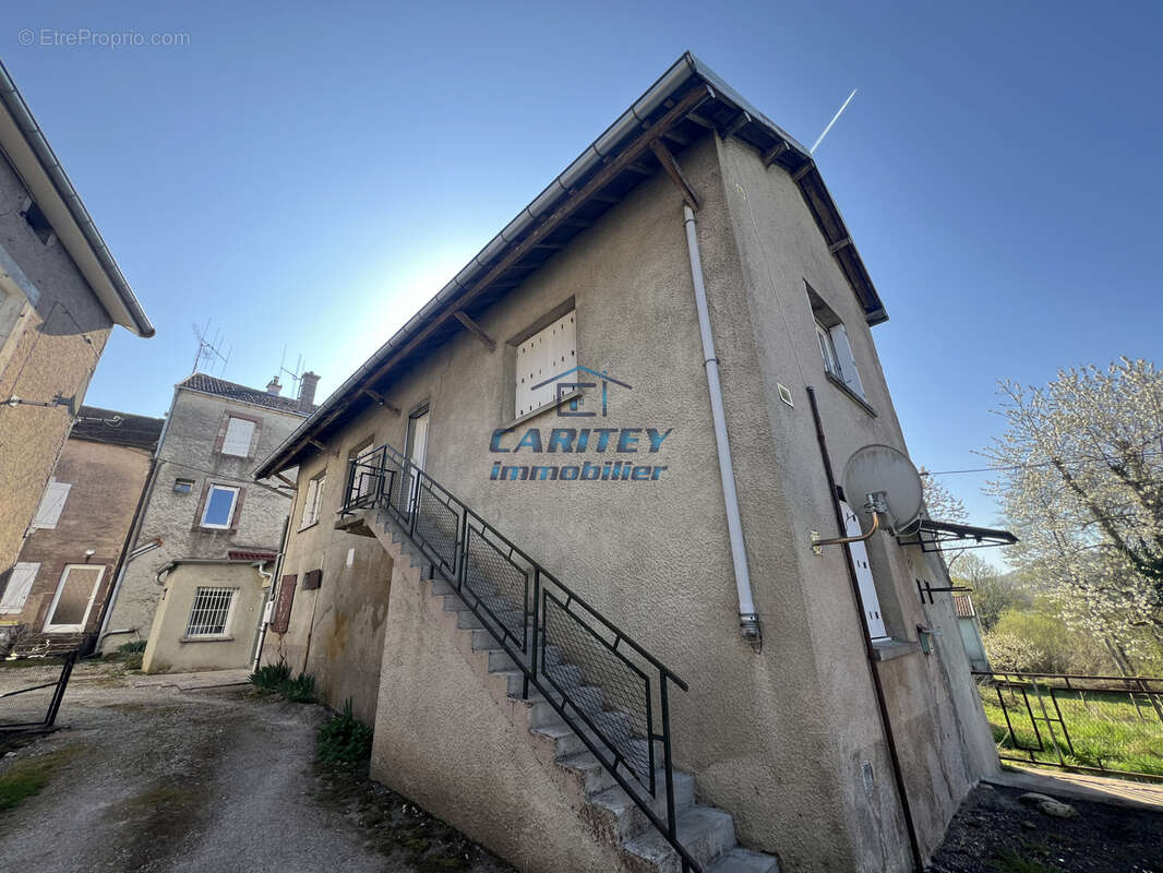 Appartement à FONTAINE-LES-LUXEUIL