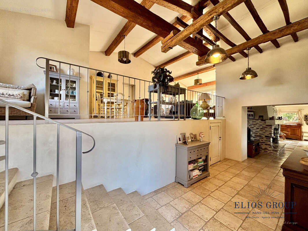 Maison 208 m² à Carces  - photo 2