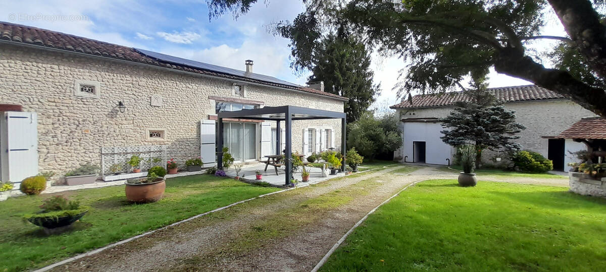 Maison à SAINT-QUENTIN-DE-CHALAIS
