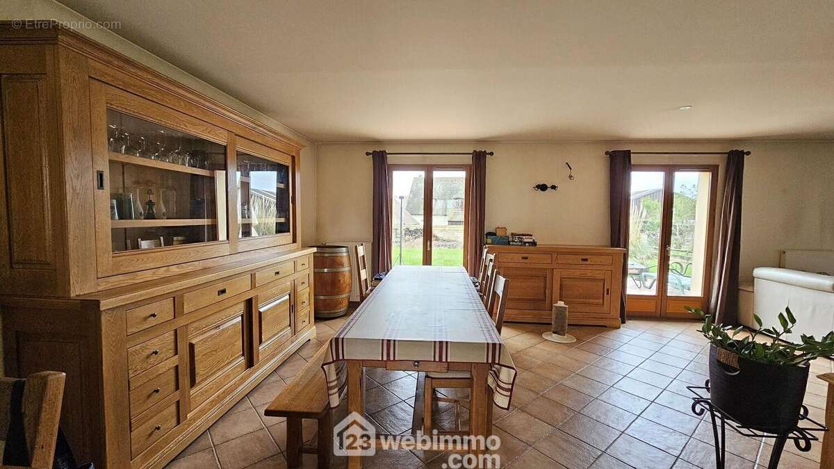 Un espace salle à manger avec un accès direct sur la terrasse.
