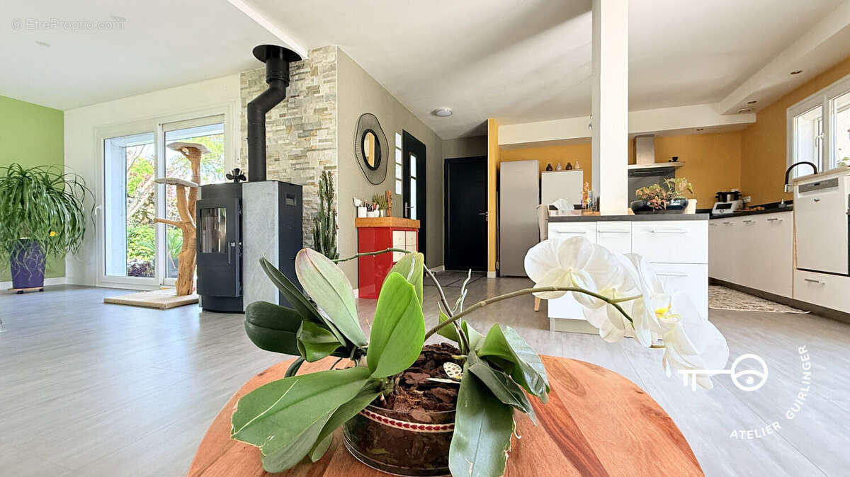 Maison d'architecte ! Volumes, fonctionnalité et environnement calme à Mardié !! - photo 9