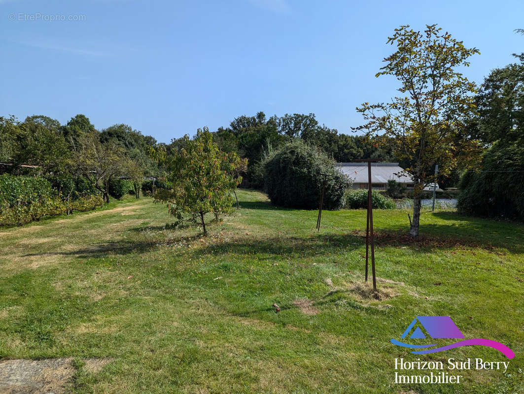 Jardin - Maison à THEVET-SAINT-JULIEN