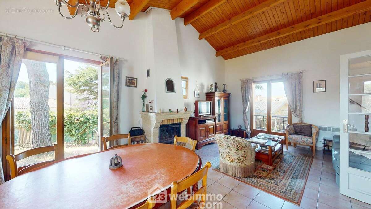 Séjour avec insert - Maison à JARD-SUR-MER