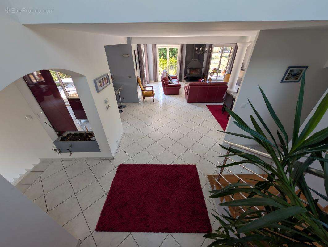 À moins de 10 minutes du centre-ville d'Aix-les-Bains – A vendre belle maison individuelle aux volumes généreux, idéale pour une - photo 9