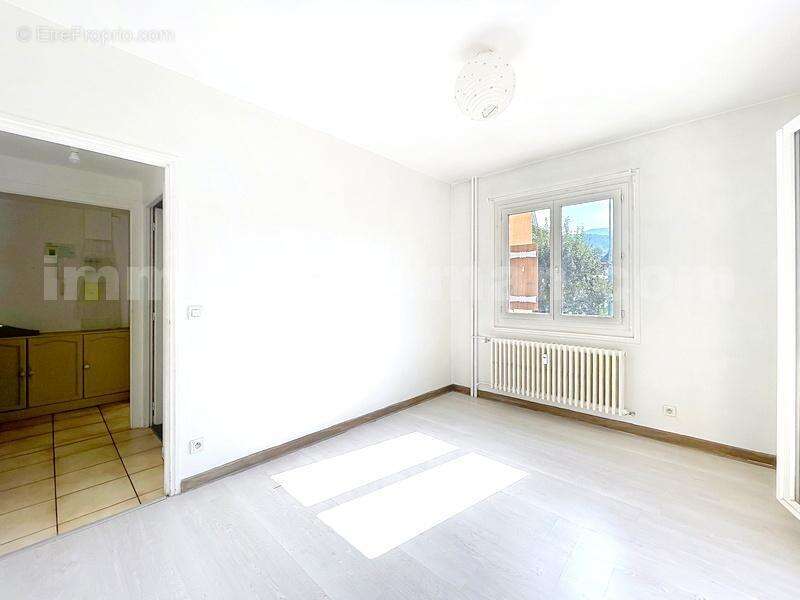 Appartement_Saint_Jeoire__grand_espace_proche_ecole_genève_frontière_suisse_ceva_bus_commerces_lumineux_calme_Balcon_extérieur_séjour_salon_cuisine_chambre_1_2_salle_de_bains_