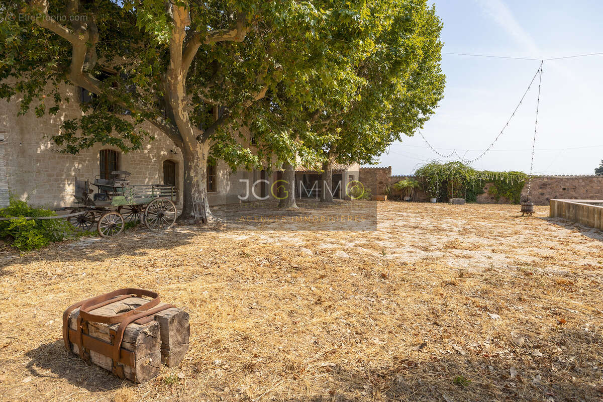 Domaine viticole avec 1 050m2 de bâtis et 300 000m2 (30 hectares) de vignes - photo 9