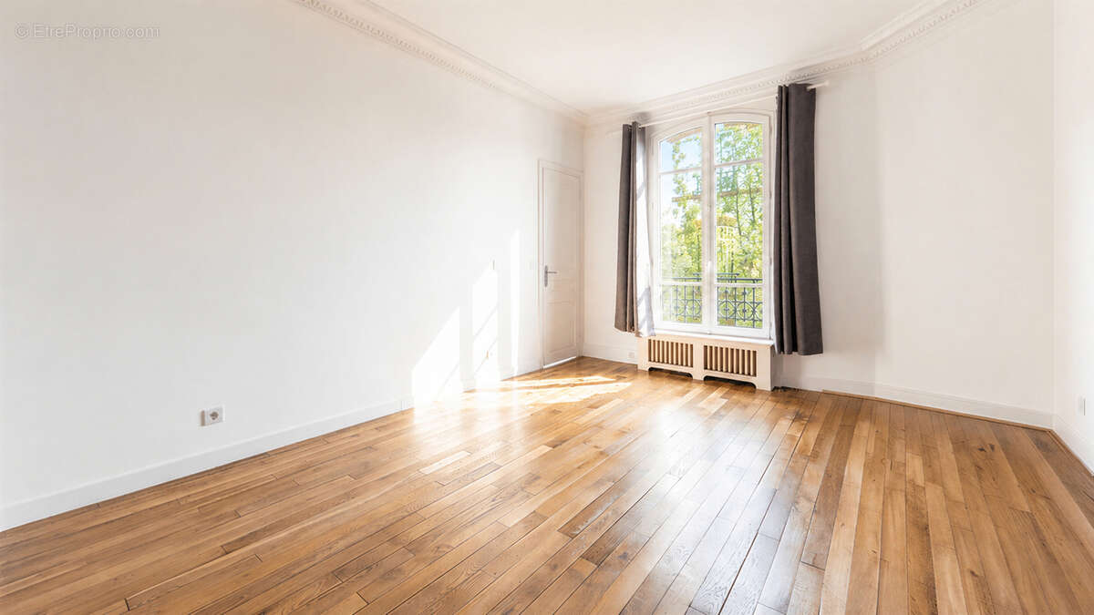 VICTOR HUGO - Hôtel particulier 560 m2 avec jardin - photo 2
