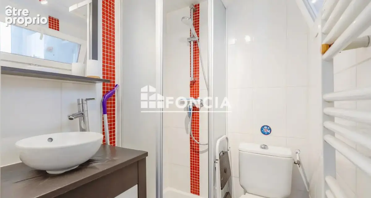 LES SABLES D'OLONNE - REMBLAI ET GRANDE PLAGE - Appartement T1 dans immeuble de caractère face à l'océan - photo 7