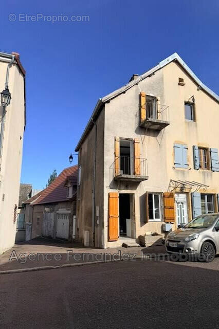 Maison à SAINT-CHRISTOPHE-EN-BRIONNAIS