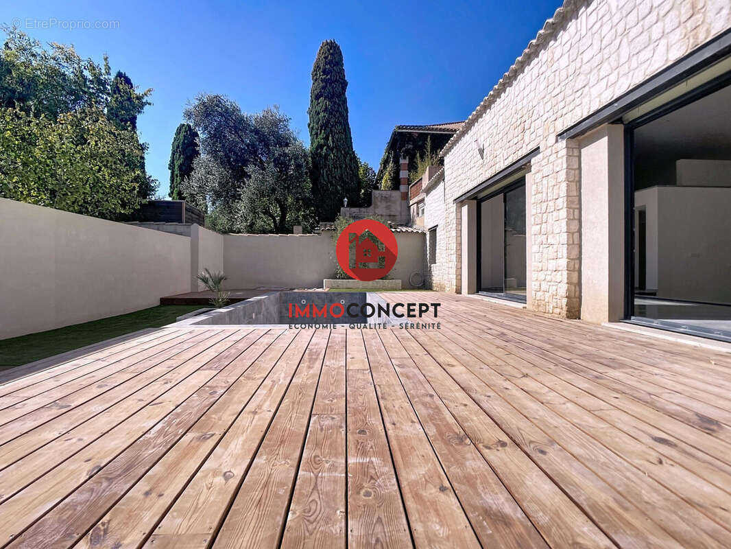 Maison à LAUDUN-L&#039;ARDOISE