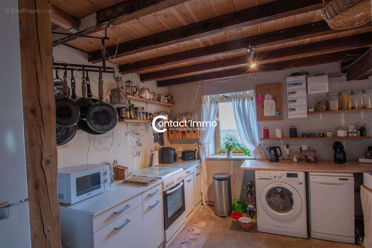 Maison à SAINT-VICTOR-MONTVIANEIX