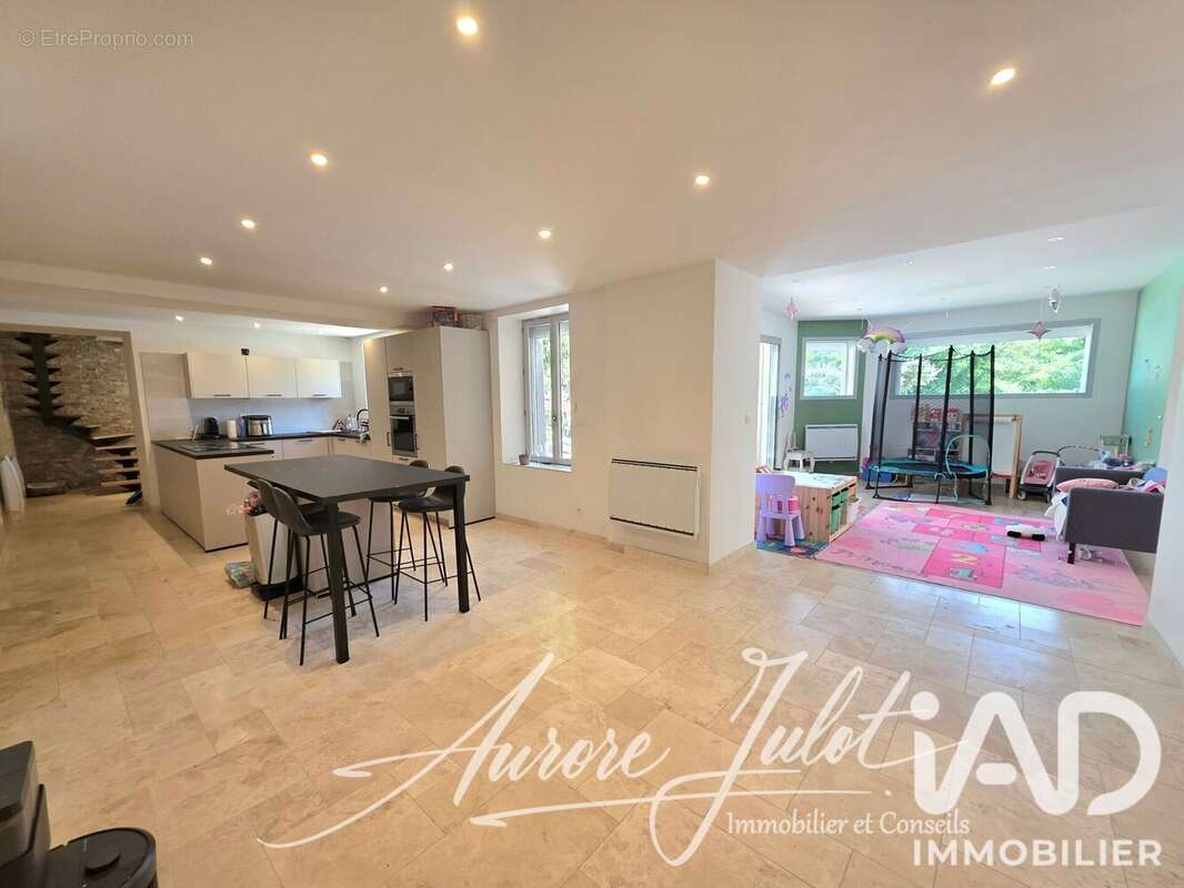 Maison 225 m² à Saint-Clair-De-La-Tour  - photo 8