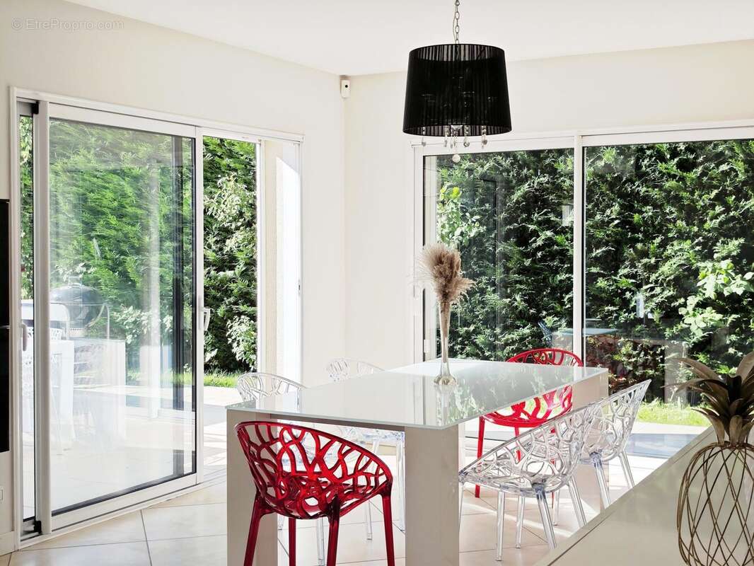 Maison 191 m² à Echenevex  - photo 9