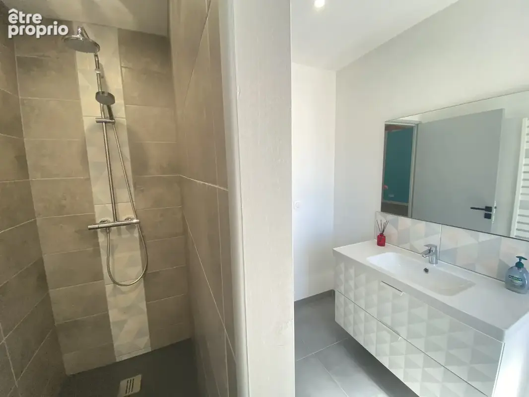 Maison familiale avec piscine à Saint-André-le-Puy — 226 m2 sur 930 m2 clos et arboré - photo 18