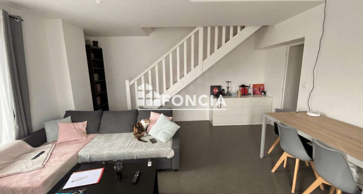 Appartement à LE CHAMBON-FEUGEROLLES