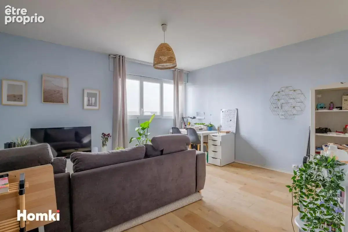 Villeurbanne Croix-Luizet – T2 rénové de 45 m² en dernier étage avec vue dégagée, parking et cave - photo 3